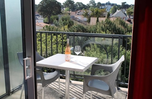 La Baule-Escoublac Hotel | Pet-Friendly French Retreat | 6.0mi to Medieval Guerande Adventures
