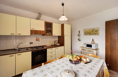 Casanova Lerrone Apartment | Pet-Friendly 'Casa dei Fiori' Apartment with Mountain Views and Wi-Fi