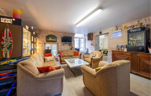 Escles House | Pet Friendly Home In Escles With Wifi