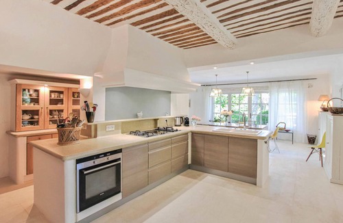 Lagnes House | Pet friendly home in Lagnes with sauna