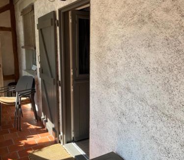 Oisly Bed & Breakfast | Petite dépendance vue piscine