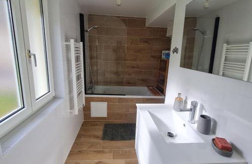 Luneville House | Petite maison rénovée proche centre Lunéville, jardin, barbecue, parking privatif, à 30 min de Nancy - FR-1-584-180