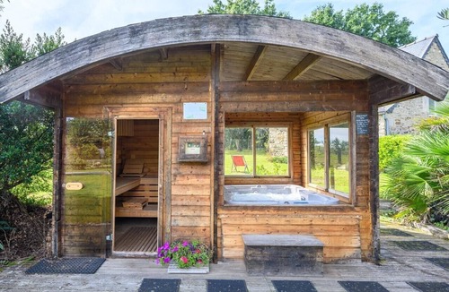 Cleguerec House | “Petite Maison & Wellness Area” with Jacuzzi, Wi-Fi, Terrace and Private Garden