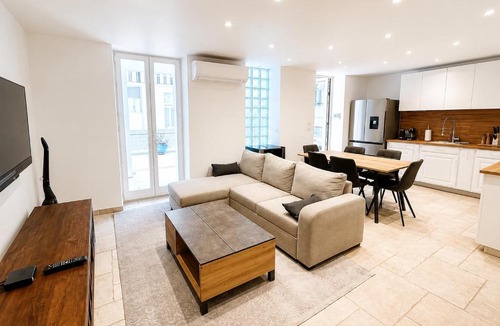 Saint-Roch Apartment | Piscine Jacuzzi Privée Chauffée, Terrasse et Garage à Nice