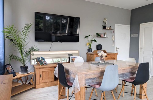 Pleurtuit Apartment | Pleurtuit a luminous green haven
