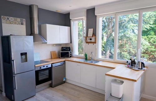 Pleurtuit Apartment | Pleurtuit a luminous green haven