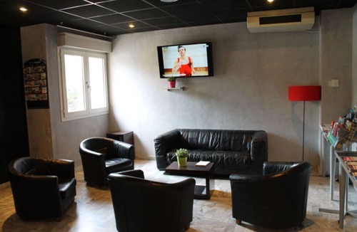 Sud House | Près de la Gare ! Chambre simple + Piscine et WiFi