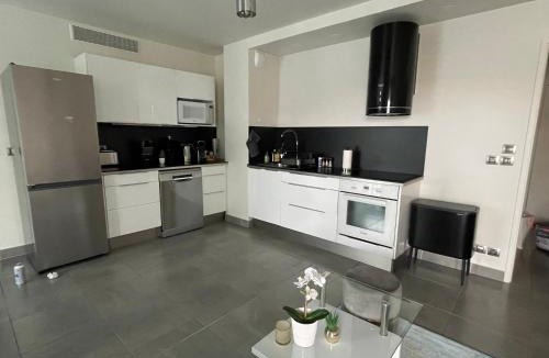 La Plage Apartment | PRADO PLAGE DAVID - STADE VELODROME - PARC CHANOT - Luxury apartment by the Sea - Enjoy premium comfort with access to international TV channels from all over the world