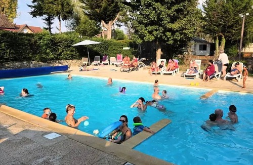 Messery House | Premium 3-Room Chalet for 4–5 People, Air-Conditioned + TV