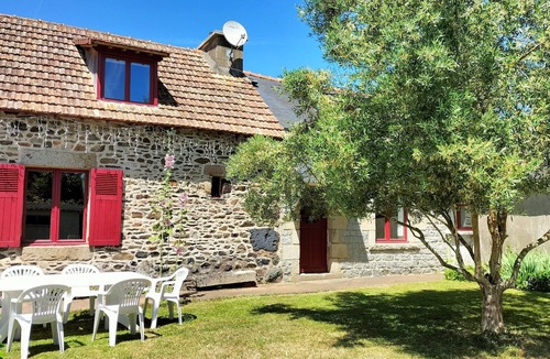 Plourhan House | Pretty longère with enclosed garden, 3 *. Ajoncs d'Or beaches and golf nearby.