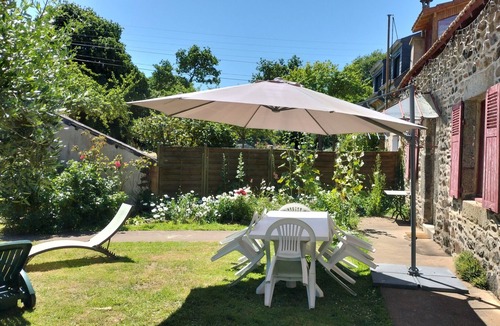 Plourhan House | Pretty longère with enclosed garden, 3 *. Ajoncs d'Or beaches and golf nearby.