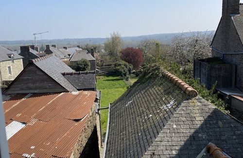 Pleudihen-sur-Rance House | Pretty old house in the center of a village on the banks of the Rance river
