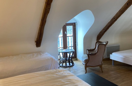 Pleudihen-sur-Rance House | Pretty old house in the center of a village on the banks of the Rance river