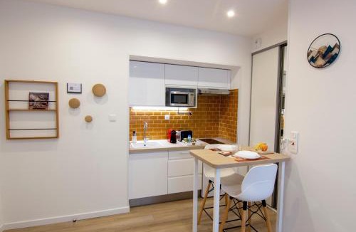 Chalons-en-Champagne Apartment | Promenade d'Automne - Netflix & Wifi - Climatisation- Parking Gratuit - check-in 24H24 - Emplacement Vélos - GoodMarning
