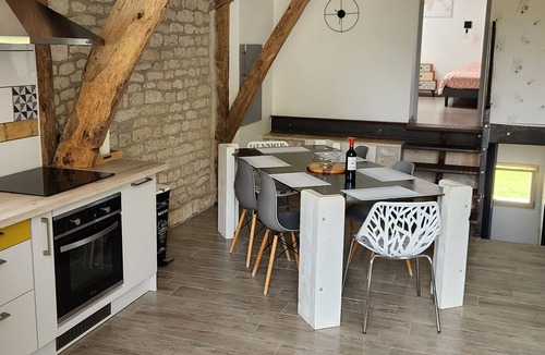 Labastide-Marnhac Villa | Quercy stone barn with quiet terraces and unobstructed views.