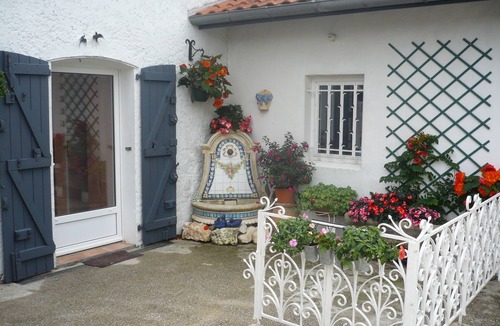 Saint-Laurent-de-Gosse Apartment | Quiet country setting, duplex apartment in renovated farmhouse
