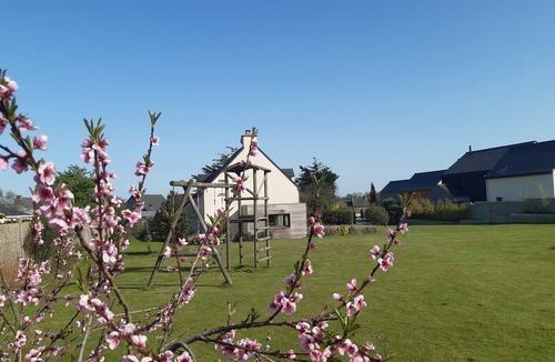 Langrolay-sur-Rance House | Quiet, cosy family home 5 minutes from the Rance river