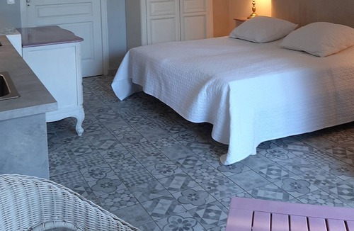 La Mole Apartment | Quiet Mazet in the heart of the vines. Swimming pool.