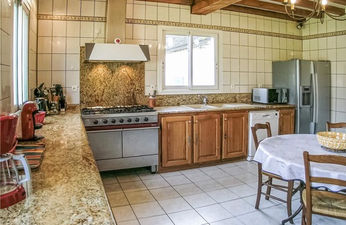 Le Change House | Quietly located in the Auvézère river valley, this elegant vacation property welcomes you on a 1 hec