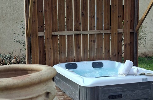 Douelle Apartment | Refreshing vacation rental with a private hot tub in Douelle – peace and nature