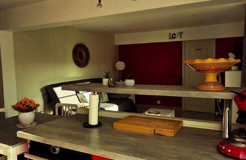 Les Eyzies Apartment | Refurbished garden apartment, spa