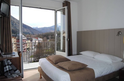 Lourdes Hotel | Relax in Comfortable rooms with Parking and Easy Access to Attractions