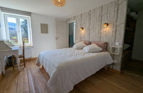 Colroy-la-Grande Bed & Breakfast | Renovated farmhouse pets welcome - Fave Valley