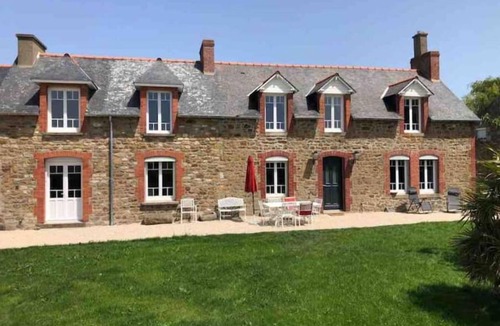 Ploubalay House | Renovated Breton farmhouse, sleeps 12 in Ploubalay