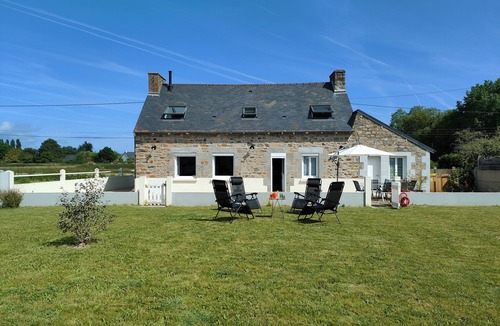 Hillion House | Renovated family cottage in the heart of a nature reserve, 300m from the GR34
