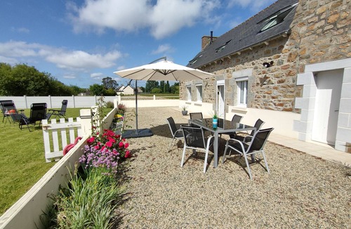 Hillion House | Renovated family cottage in the heart of a nature reserve, 300m from the GR34