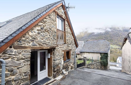 Sazos House | Renovated Pyrenean House with Garden - Sleeps 8 - Near Ski Resorts