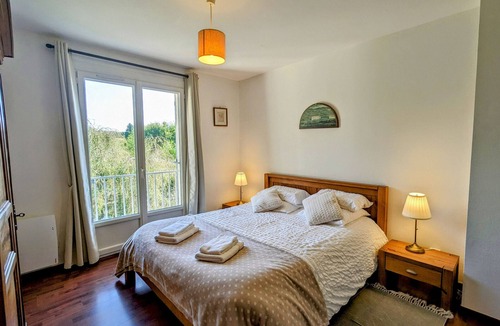 Haironville Cottage | Riverside Retreat: Heated Pool, Tennis, 5 Bedrooms, Private Parking