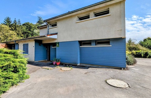 Haironville Cottage | Riverside Retreat: Heated Pool, Tennis, 5 Bedrooms, Private Parking