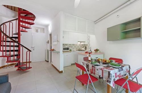 Ispra Apartment | Rododendro Rosso