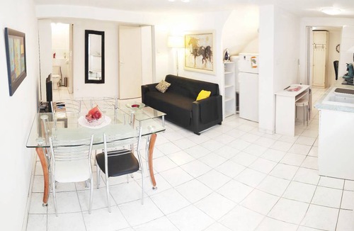 Purpan Apartment | Roman T3 RDC - Two Bedroom Apartment, Sleeps 4