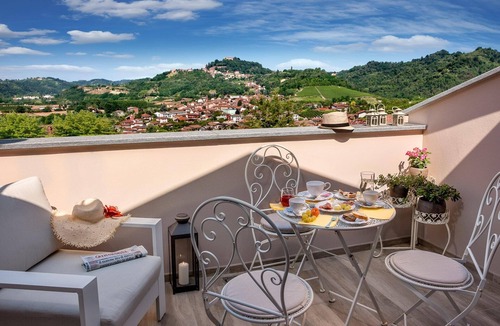 Monticello d'Alba House | Roncaglia Suite, Holiday Home with Private Spa