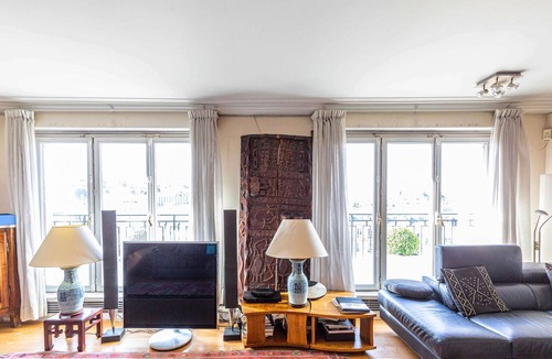 Chaillot Apartment | Rooftop Views of the Arc de Triomphe, by Veeve