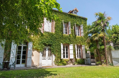 Vic-en-Bigorre Apartment | Room 7 with Shared Terrace, Communal Garden and Wi-Fi