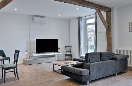 Salies-du-Salat Apartment | Room 'Chambre 7' with Shared Terrace, Wi-Fi and Air Conditioning
