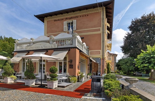 Vicoforte Apartment | Room 'Emanuele Filiberto' with Shared Terrace, Wi-Fi, and Air Conditioning