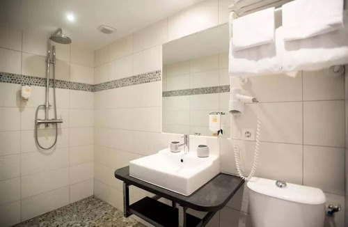 Bagneres-de-Bigorre Hotel | Room for 2 people with breakfast