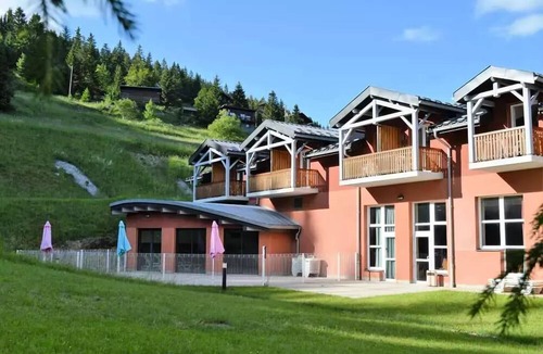 Bois-d'Amont Hotel | Room for 5 People - Full Board - Accessible for People with Disabilities