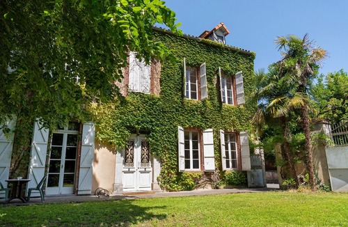 Vic-en-Bigorre Apartment | Room "Room 4" with Shared Terrace, Communal Garden and Wi-Fi