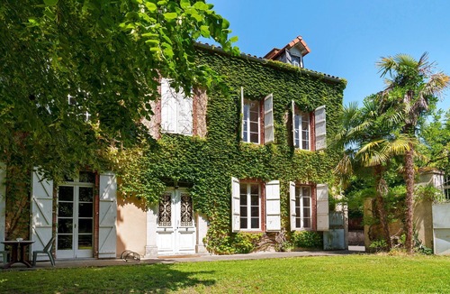 Vic-en-Bigorre Apartment | Room "Room 6" with Shared Terrace, Communal Garden and Wi-Fi