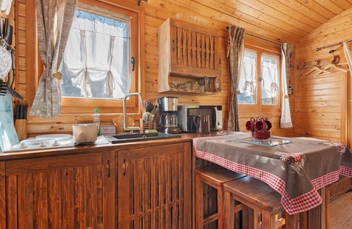 Gedre Cabin | Roulotte Edelweiss – Unique Wooden Caravan Stay in Gavarnie
