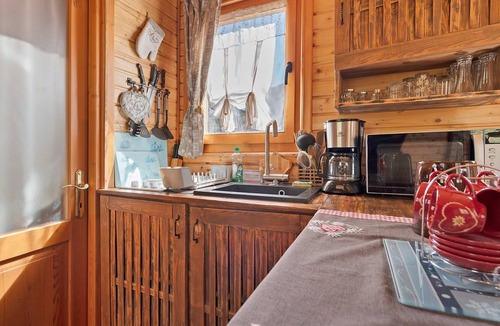 Gedre Cabin | Roulotte Edelweiss – Unique Wooden Caravan Stay in Gavarnie