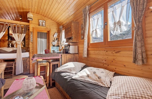 Gedre Cabin | Roulotte Edelweiss – Unique Wooden Caravan Stay in Gavarnie