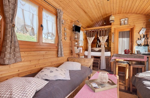 Gedre Cabin | Roulotte Edelweiss – Unique Wooden Caravan Stay in Gavarnie