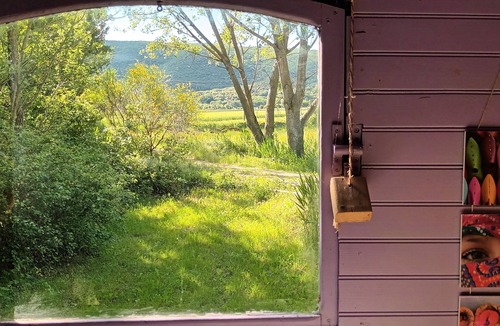 Marsanne Cabin | ROULOTTE TZIGANE DROME, AU BORD DU RUISSEAU Ideal for a quiet weekend break