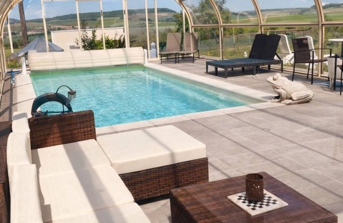 Lignol-le-Chateau Villa | Royaume des Bulles-Evasion pool, jacuzzi, spa, massages & Champagne bubbles